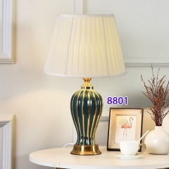 Đèn để bàn gốm sứ decor đầu giường phòng ngủ kiểu dáng Bắc Âu cổ điển đơn giản LED E27 chụp vải xếp ly cao cấp TL-DB8801